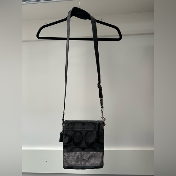 Sale❗️Coach Crossbody Signature Bag.  Black with detail. - Picture 3 of 4